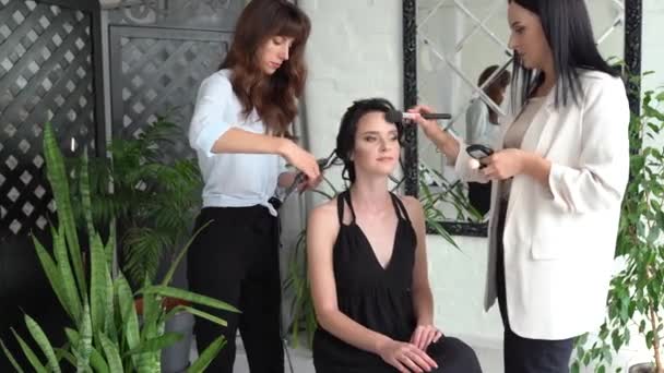 Maquillaje Proceso Peinado Con Hermosa Mujer Joven Habitación Interior Moderna — Vídeos de Stock