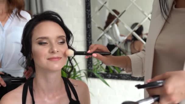 Maquillaje Proceso Peinado Con Hermosa Mujer Joven Habitación Interior Moderna — Vídeos de Stock