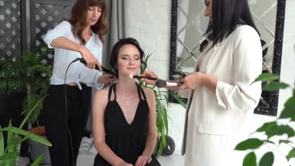Maquillaje Proceso Peinado Con Hermosa Mujer Joven Habitación Interior Moderna — Vídeo de stock