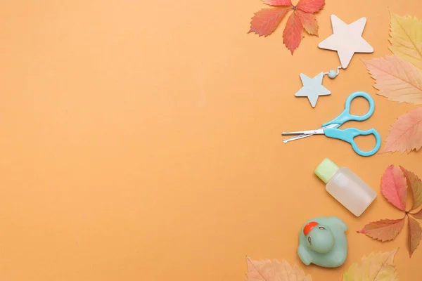 Accesorios Para Bebés Para Bañarse Fondo Mesa Aurtumn Con Hojas — Foto de Stock