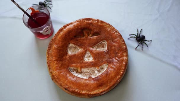 Női Kézi Díszítő Asztal Finom Házi Pite Halloween — Stock videók