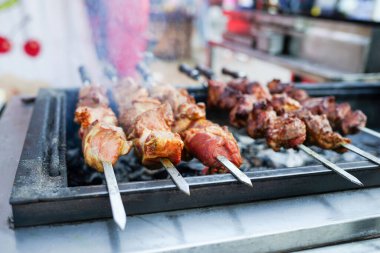Çeşitli et çeşitleriyle ızgara, yakın plan..