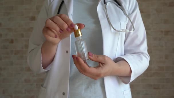 Γιατρός Στάζει Καλλυντικό Έλαιο Από Πιπέτα Closeup Έννοια Περιποίησης Δέρματος — Αρχείο Βίντεο