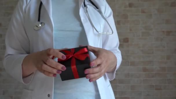 Confezione Regalo Con Nastro Rosso Mani Mediche Femminili Natale Venerdì — Video Stock