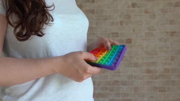 Mainan Silikon Popit Baru Yang Populer Gadis Bermain Dengan Itu — Stok Video