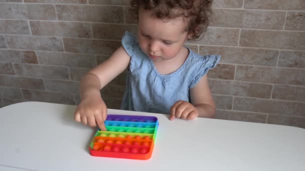 Novo Brinquedo Popular Popit Silicone Bebê Está Brincando Com Ele — Vídeo de Stock