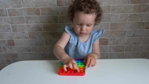 Barn Som Leker Poppit Fidget Toy Ung Liten Flicka Hemma — Stockvideo