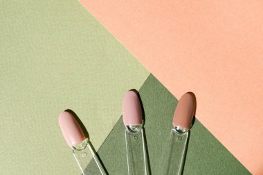 Çok renkli tırnak cilası örneklerinin geçmişi. Güzellik salonundaki manikürcülerin renk paletinin en üst görüntüsü. Moda manikürü. Jel süsleme.
