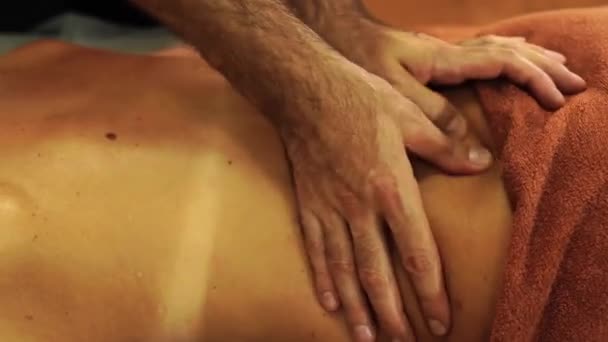 男人在温泉沙龙给女人做背部按摩 — 图库视频影像
