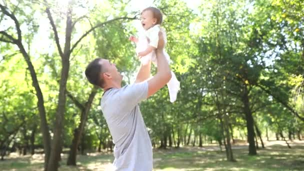 Jovem Pai Feliz Passar Tempo Junto Com Pequena Filha Livre — Vídeo de Stock
