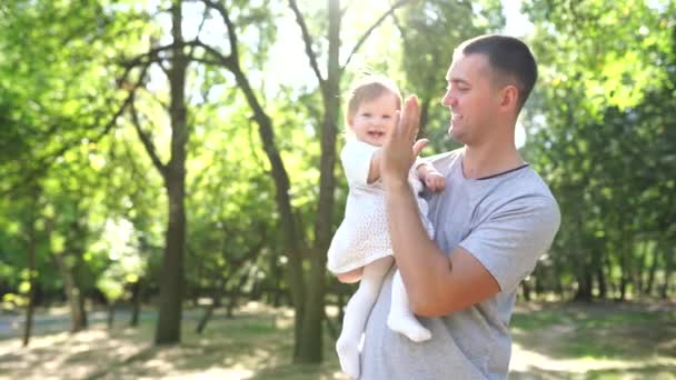 Heureux Jeune Père Passe Temps Avec Petite Fille Extérieur — Video