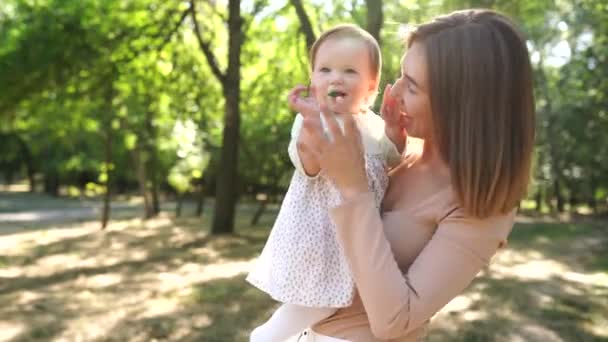 Щаслива Гармонійна Сім Відкритому Повітрі Мати Своєю Дитиною Граючи Влітку — стокове відео