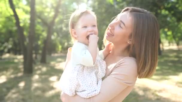 Счастливая Гармоничная Семья Открытом Воздухе Мать Ребенком Играя Летом Природе — стоковое видео