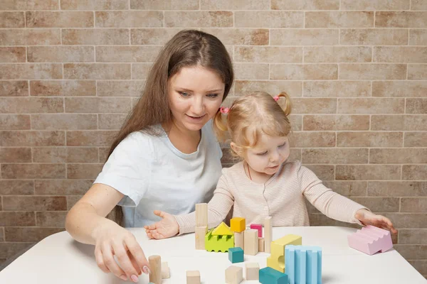 Madre Con Bambino Che Gioca Con Blocchi Legno Casa — Foto Stock