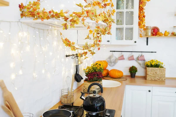 Cozinha Moderna Cores Claras Com Decoração Outono Abóboras Laranja Para — Fotografia de Stock