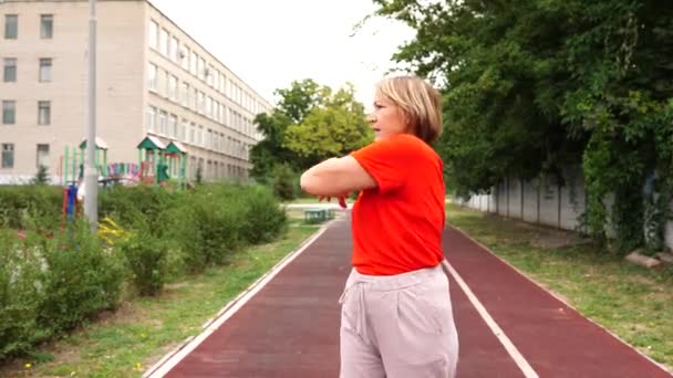 Fröhliche Ältere Frau Fitnessbekleidung Bei Übungen Park — Stockvideo