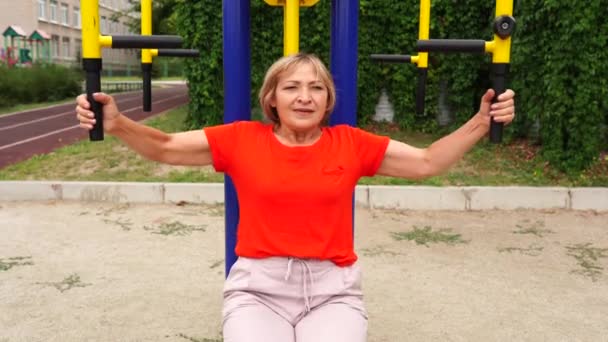 Glad Äldre Kvinna Fitness Kläder Gör Övningar Parken — Stockvideo