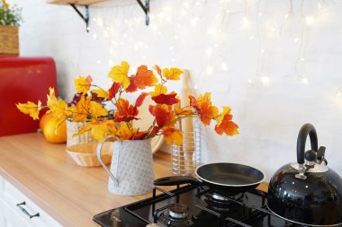 Sonbahar dekorlu modern mutfak, şık mobilyalar ve yemekler, şükran günü.