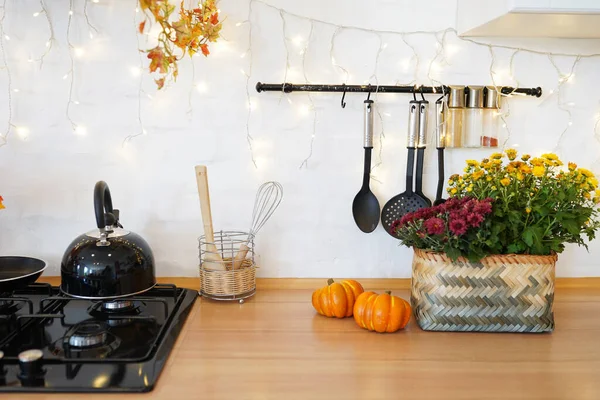 Colorido Bodegón Otoño Una Mesa Cocina Casa Calabazas Ramo Flores — Foto de Stock