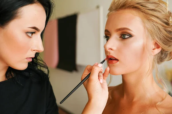 Artista Maquiagem Feminina Profissional Aplicando Cosméticos Modelo Uso Rosto Escova — Fotografia de Stock