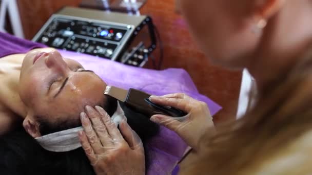 Limpeza Ultra Sônica Tratamento Facial Pela Mulher Centro Spa — Vídeo de Stock