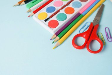 Mavi arka plandaki okul malzemeleri tasarımınız için hazır, kopyalama alanı