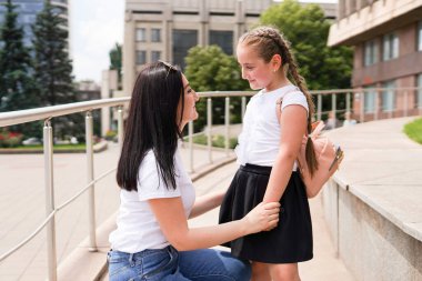 Anne ve kızının okul için ayrılmasına yakın çekim.