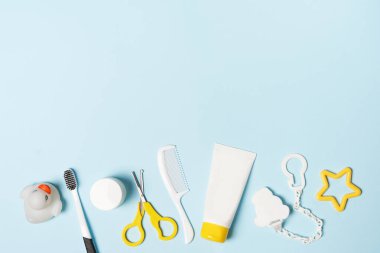 Mavi arka planda ördek olan banyo için bebek aksesuarları. Boşluğu kopyala