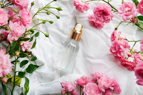 Bouteille Huile Essentielle Rose Fleurs Sur Fond Coton Blanc — Photo