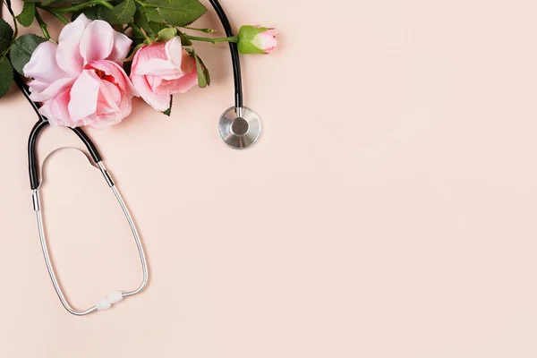 Concepto Chequeo Salud Estetoscopio Con Rosa Rosa Ramo Sobre Fondo — Foto de Stock