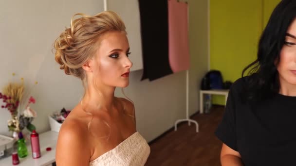 Joven Hermosa Mujer Aplicando Maquillaje Por Maquillador — Vídeos de Stock