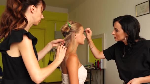 Process Making Makeup Hairdresser Doing Hair Make Artist Working Brush — Stock Video