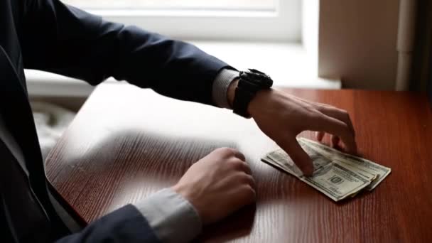 Homme Affaires Costume Prenant Des Billets Dollars Dans Poche Comme — Video