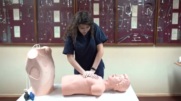 Primeros Auxilios Ayuda Maniquí Estudiante Medicina Práctica Cpr Compresiones Cardíacas — Vídeo de stock