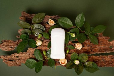 Vücut deodorantı ya da ahşap üzerinde terleme önleyici yeşil arka planda çiçekler, şablon