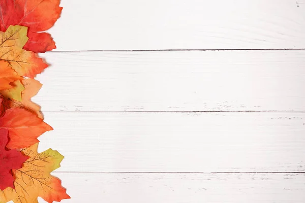 Witte Vintage Rustieke Houten Achtergrond Met Herfst Gele Rode Bladeren — Stockfoto