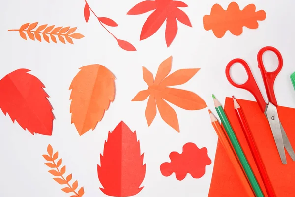 橙色的秋天的叶子在白色的背景 手工制作的折纸 — 图库照片