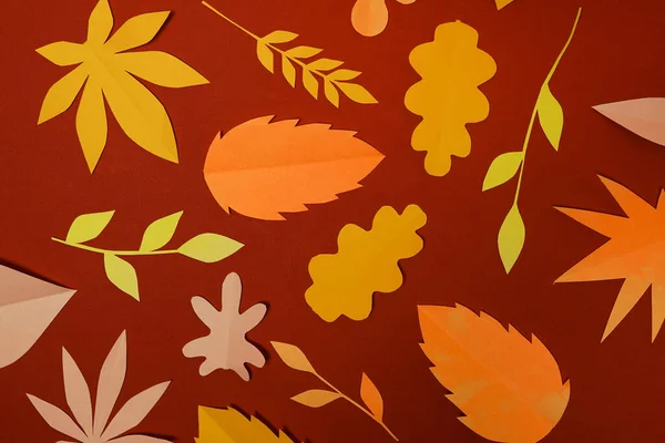 Осенняя Бумага Листья Красном Фоне Падающие Оранжевые Желтые Листья Стены — стоковое фото