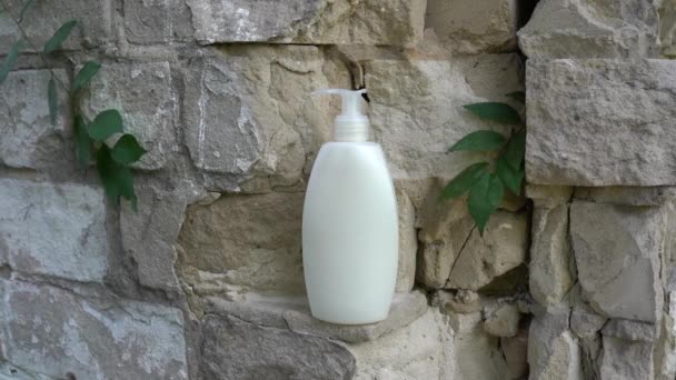 Botella Cosmética Blanca Blanco Con Crema Loción Hidratante Champú Sobre — Vídeo de stock