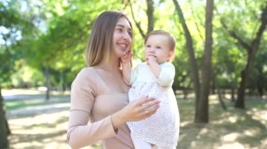 Parkta baloncuklar çıkaran mutlu anne ve kız