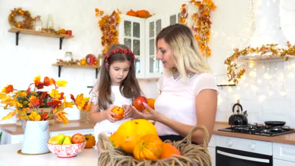 Felice Famiglia Madre Figlia Preparano Festa Halloween Ringraziamento Cucina Casa — Video Stock