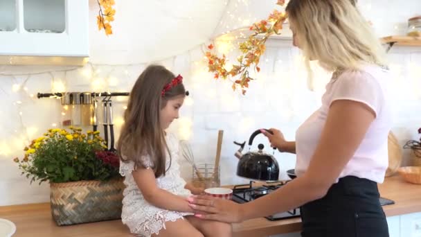Mãe Filha Bebendo Chá Cozinha Casa Com Decorações Outono — Vídeo de Stock