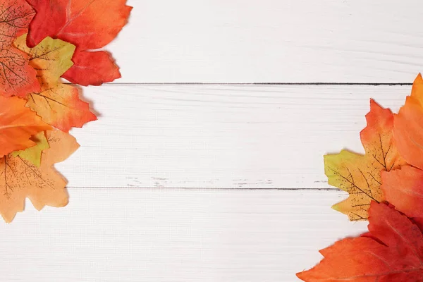 Herfst Achtergrond Met Gekleurde Bladeren Witte Houten Bord — Stockfoto