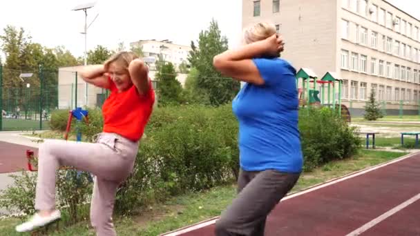의성인 운동장에서 운동을 — 비디오