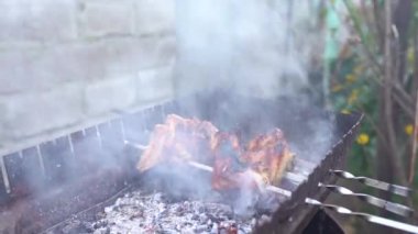 Kızarmış şiş eti ızgarada şiş üstünde pişirme