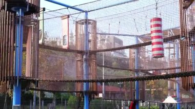 Güvenlik ağları ve renkli engellerle iple tırmanma oyun alanı yapısı