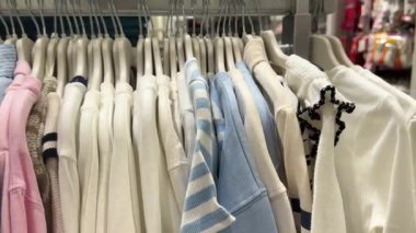 Tarafsız Örgü Giysi Rafları Minimum Moda