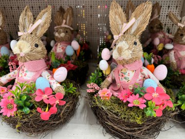 Pastel yumurtalı şirin Paskalya tavşanı süslemesi bahar çiçekleri ve kır yuvası.