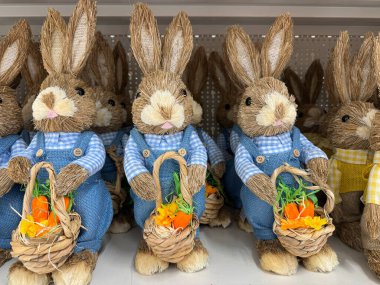 Paskalya tavşanı heykelcikleri ellerinde havuç sepetleri bahar tatili dekorasyon vitrinleri
