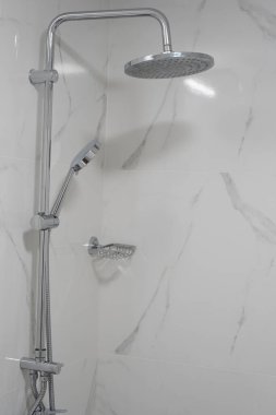 Parlak mermer banyo iç tasarımı modern krom duş sistemi